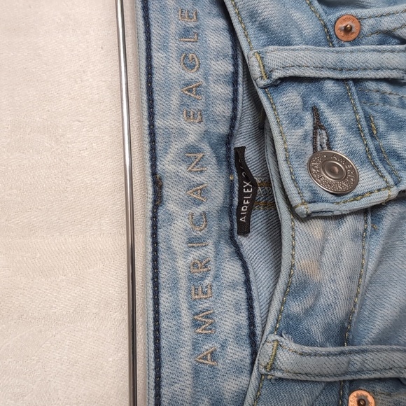 American Eagle Men's Slim Fit Light Blue Wash Distressed Jeans Size 28x32 - Picture 3 of 6